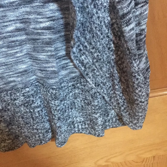 Sleeveless Knit Shawl - Picture 3 of 4